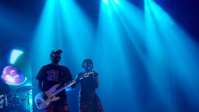 White Chorus tampil di atas panggung pada festival musik Suara Loka Livin Fest Bandung 2025 di Trans Convention Center, KOta Bandung, Jawa Barat, Minggu (26/10/2025).