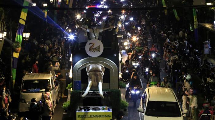 Iring-iringan pawai kendaraan hias melintas di jalan utama Kota Bandung, Jawa Barat, Sabtu (25/10/2025) malam.