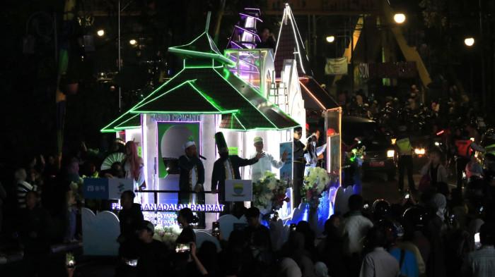 Iring-iringan pawai kendaraan hias melintas di jalan utama Kota Bandung, Jawa Barat, Sabtu (25/10/2025) malam.