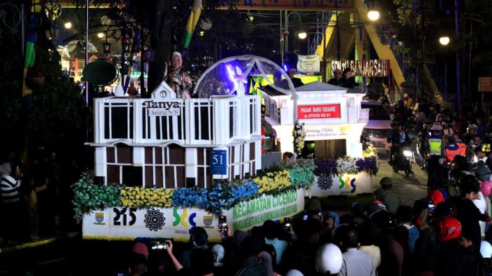 Iring-iringan pawai kendaraan hias melintas di jalan utama Kota Bandung, Jawa Barat, Sabtu (25/10/2025) malam.