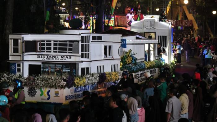 Iring-iringan pawai kendaraan hias melintas di jalan utama Kota Bandung, Jawa Barat, Sabtu (25/10/2025) malam.