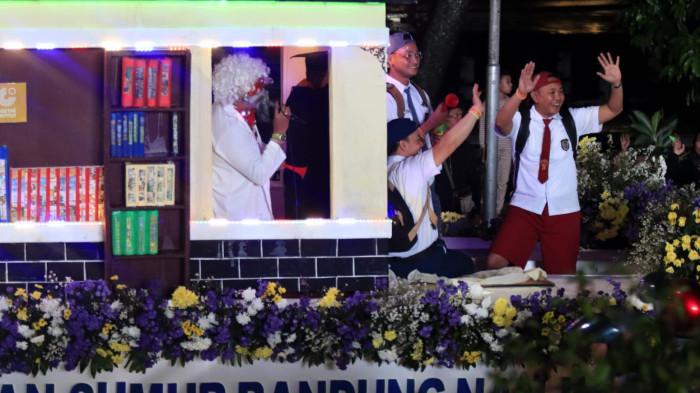 Iring-iringan pawai kendaraan hias melintas di jalan utama Kota Bandung, Jawa Barat, Sabtu (25/10/2025) malam.