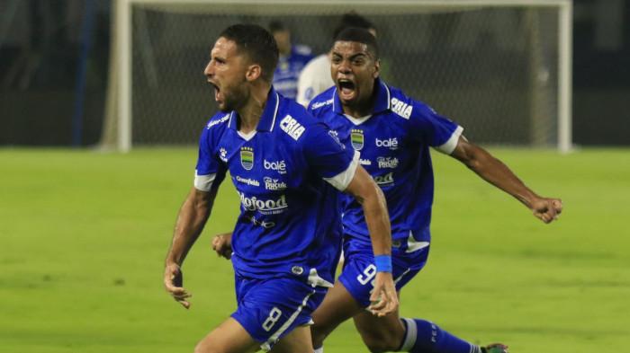 Pemain Persib, Luciano Guaycochea (kiri) melakukan selebrasi setelah mencetak gol ke gawang Persis Solo dalam lanjutan Super League 2025/2026 di Stadion Gelora Bandung Lautan Api (GBLA), Kota Bandung, Jawa Barat, Senin (27/10/2025).