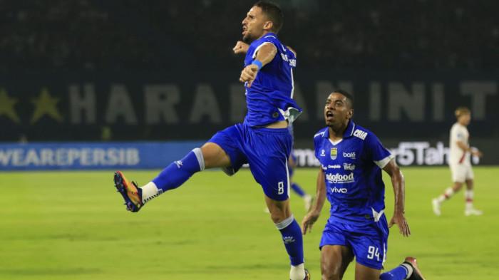 Pemain Persib, Luciano Guaycochea melakukan selebrasi setelah mencetak gol ke gawang Persis Solo dalam lanjutan Super League 2025/2026 di Stadion Gelora Bandung Lautan Api (GBLA), Kota Bandung, Jawa Barat, Senin (27/10/2025).