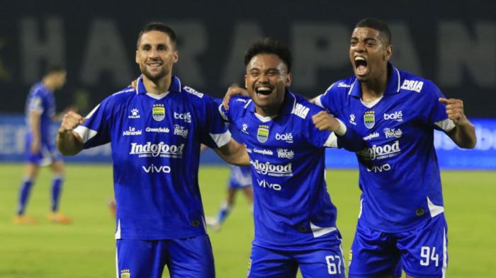Pemain Persib, Luciano Guaycochea (kiri) bersama rekan-rekannya merayakan gol ke gawang Persis Solo dalam lanjutan Super League 2025/2026 di Stadion Gelora Bandung Lautan Api (GBLA), Kota Bandung, Jawa Barat, Senin (27/10/2025).