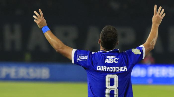 Pemain Persib, Luciano Guaycochea melakukan selebrasi setelah mencetak gol ke gawang Persis Solo dalam lanjutan Super League 2025/2026 di Stadion Gelora Bandung Lautan Api (GBLA), Kota Bandung, Jawa Barat, Senin (27/10/2025).