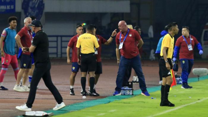 Pelatih Persib, Bojan Hodak melakukan protes kepada wasit saat pertandingan Persib Bandung melawan Persis Solo dalam lanjutan Super League 2025/2026 di Stadion Gelora Bandung Lautan Api (GBLA), Kota Bandung, Jawa Barat, Senin (27/10/2025).