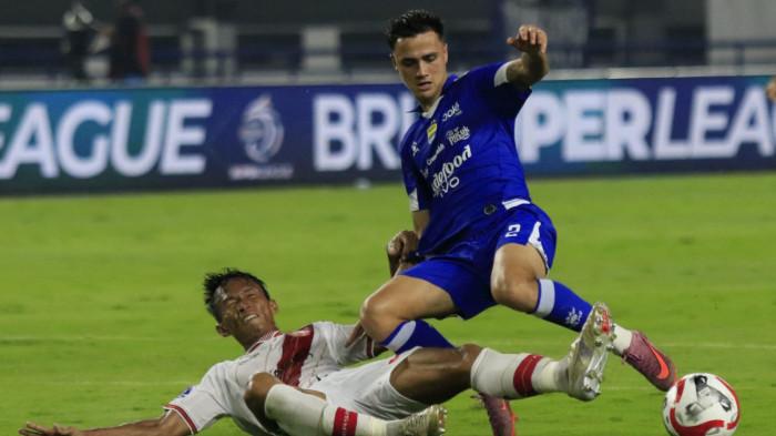 Pemain Persib, Eliano Reijnders berebut bola dengan pemain Persis Solo dalam lanjutan Super League 2025/2026 di Stadion Gelora Bandung Lautan Api (GBLA), Kota Bandung, Jawa Barat, Senin (27/10/2025).