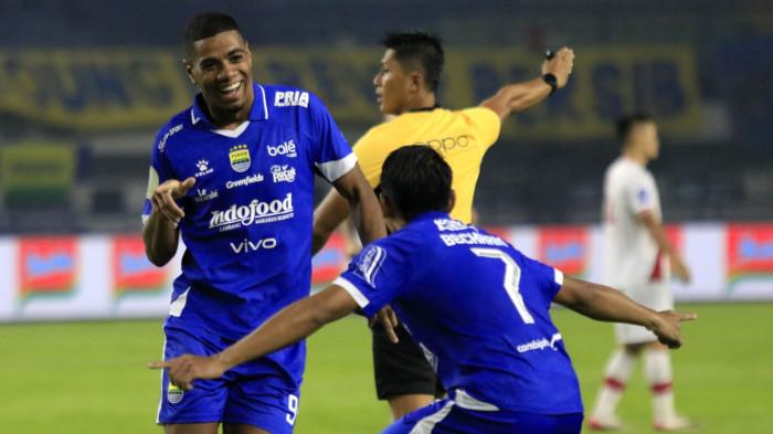 Pemain Persib, Uilliam Barros melakukan selebrasi setelah mencetak gol ke gawang Persis Solo dalam lanjutan Super League 2025/2026 di Stadion Gelora Bandung Lautan Api (GBLA), Kota Bandung, Jawa Barat, Senin (27/10/2025).
