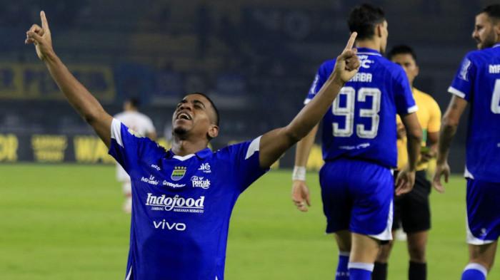 Pemain Persib, Uilliam Barros melakukan selebrasi setelah mencetak gol ke gawang Persis Solo dalam lanjutan Super League 2025/2026 di Stadion Gelora Bandung Lautan Api (GBLA), Kota Bandung, Jawa Barat, Senin (27/10/2025).