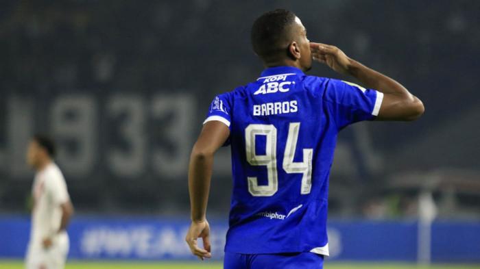 Pemain Persib, Uilliam Barros melakukan selebrasi setelah mencetak gol ke gawang Persis Solo dalam lanjutan Super League 2025/2026 di Stadion Gelora Bandung Lautan Api (GBLA), Kota Bandung, Jawa Barat, Senin (27/10/2025).
