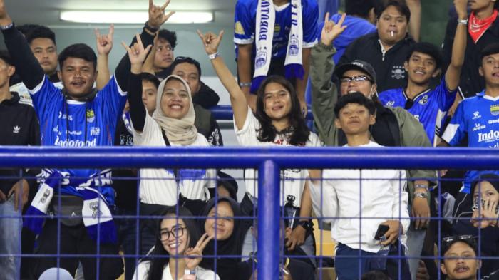 Bobotoh memberikan dukungan kepada pemain Persib saat bertanding melawan Persis Solo dalam lanjutan Super League 2025/2026 di Stadion Gelora Bandung Lautan Api (GBLA), Kota Bandung, Jawa Barat, Senin (27/10/2025).