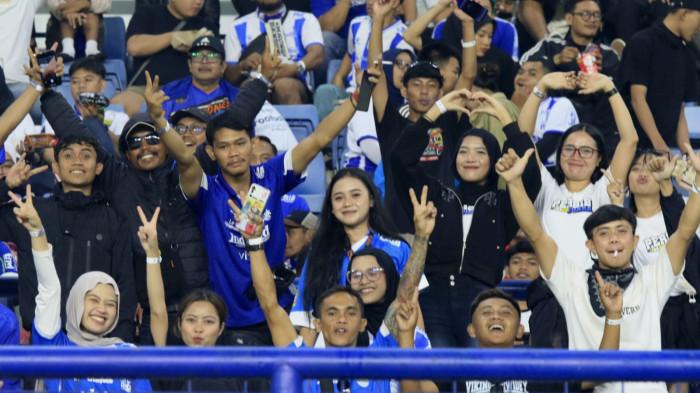 Bobotoh memberikan dukungan kepada pemain Persib saat bertanding melawan Persis Solo dalam lanjutan Super League 2025/2026 di Stadion Gelora Bandung Lautan Api (GBLA), Kota Bandung, Jawa Barat, Senin (27/10/2025).