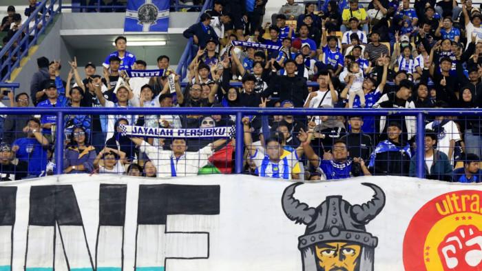 Bobotoh memberikan dukungan kepada pemain Persib saat bertanding melawan Persis Solo dalam lanjutan Super League 2025/2026 di Stadion Gelora Bandung Lautan Api (GBLA), Kota Bandung, Jawa Barat, Senin (27/10/2025).