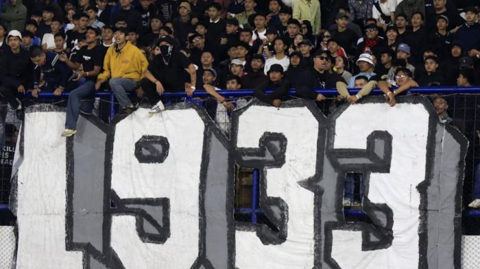 Bobotoh memberikan dukungan kepada pemain Persib saat bertanding melawan Persis Solo dalam lanjutan Super League 2025/2026 di Stadion Gelora Bandung Lautan Api (GBLA), Kota Bandung, Jawa Barat, Senin (27/10/2025).