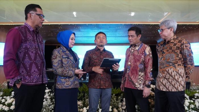 Direktur Utama Bank BJB, Yusuf Saadudin (tengah) berbincang bersama Direktur Keuangan Hana Dartiwan (kanan), Direktur Konsumer & Ritel Nunung Suhartini (kedua kiri), Direktur Korporasi & UMKM Mulyana (kedua kanan), dan Direktur Operasional & Teknologi Informasi Ayi Subarna (kiri), sebelum dimulai Public Expose Tahun 2025 di Menara Bank BJB, Jalan Naripan, Kota Bandung, Jawa Barat, Selasa (29/10/2025).
