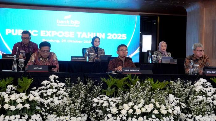 Direktur Utama Bank BJB, Yusuf Saadudin (depan tengah) didampingi jajaran direksi menyampaikan paparan dalam Public Expose Tahun 2025 di Menara Bank BJB, Jalan Naripan, Kota Bandung, Jawa Barat, Selasa (29/10/2025).