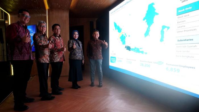 Direktur Utama Bank BJB, Yusuf Saadudin (kanan) berfoto bersama jajaran direksi sebelum dimulai Earnings Call 3Q 2025 di Menara Bank BJB, Jalan Naripan, Kota Bandung, Jawa Barat, Selasa (29/10/2025).