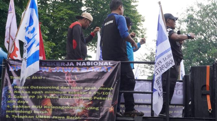 Massa buruh menggelar aksi unjuk rasa di depan Gedung Sate, Jalan Diponegoro, Kota Bandung, Jawa Barat, Kamis (30/10/2025).