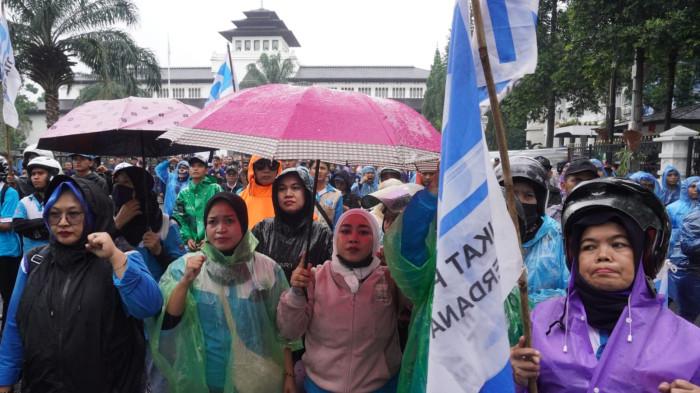 Massa buruh menggelar aksi unjuk rasa di depan Gedung Sate, Jalan Diponegoro, Kota Bandung, Jawa Barat, Kamis (30/10/2025).