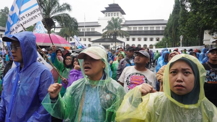 Massa buruh menggelar aksi unjuk rasa di depan Gedung Sate, Jalan Diponegoro, Kota Bandung, Jawa Barat, Kamis (30/10/2025).