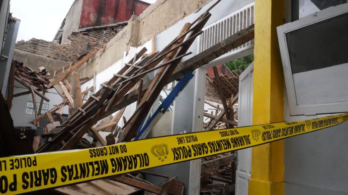 Atap bangunan ruang kelas tampak ambruk di SMP Pasundan 1, Jalan Pasundan, Kelurahan Balonggede, Kota Bandung, Jawa Barat, Senin (3/11/2025).