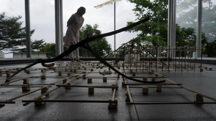 Pengunjung mengamati karya seni rupa instalasi dan lukisan dalam pameran seni bertajuk ‘Around and About’ karya Aurora Arazzi, di Lawangwangi ArtSociates Gallery & Café, Jalan Dago Giri, Kabupaten Bandung Barat, Jawa Barat, Selasa (4/11/2025).