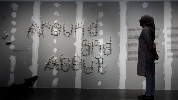 Pengunjung mengamati karya seni rupa instalasi dan lukisan dalam pameran seni bertajuk ‘Around and About’ karya Aurora Arazzi, di Lawangwangi ArtSociates Gallery & Café, Jalan Dago Giri, Kabupaten Bandung Barat, Jawa Barat, Selasa (4/11/2025).