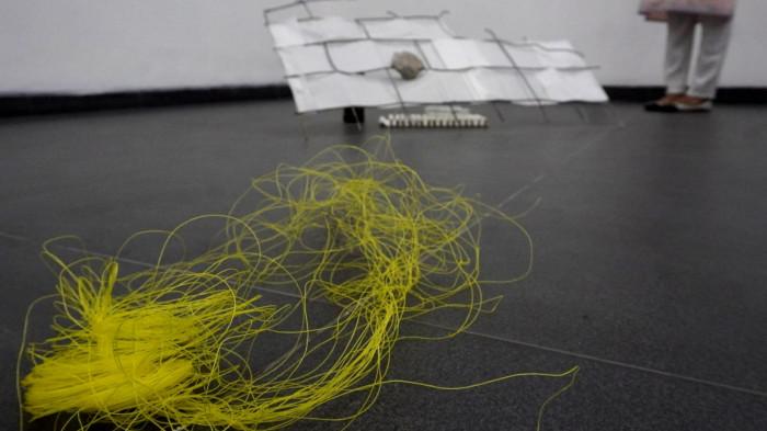 Pengunjung mengamati karya seni rupa instalasi dan lukisan dalam pameran seni bertajuk ‘Around and About’ karya Aurora Arazzi, di Lawangwangi ArtSociates Gallery & Café, Jalan Dago Giri, Kabupaten Bandung Barat, Jawa Barat, Selasa (4/11/2025).