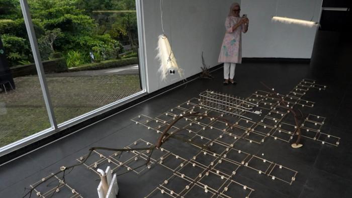 Pengunjung mengamati karya seni rupa instalasi dan lukisan dalam pameran seni bertajuk ‘Around and About’ karya Aurora Arazzi, di Lawangwangi ArtSociates Gallery & Café, Jalan Dago Giri, Kabupaten Bandung Barat, Jawa Barat, Selasa (4/11/2025).