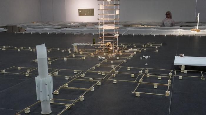 Pengunjung mengamati karya seni rupa instalasi dan lukisan dalam pameran seni bertajuk ‘Around and About’ karya Aurora Arazzi, di Lawangwangi ArtSociates Gallery & Café, Jalan Dago Giri, Kabupaten Bandung Barat, Jawa Barat, Selasa (4/11/2025).