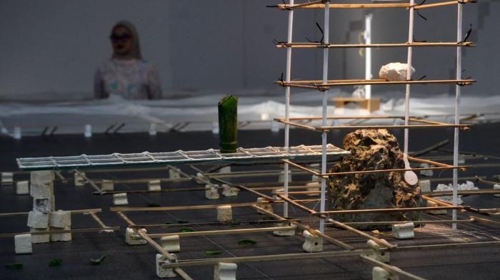 Pengunjung mengamati karya seni rupa instalasi dan lukisan dalam pameran seni bertajuk ‘Around and About’ karya Aurora Arazzi, di Lawangwangi ArtSociates Gallery & Café, Jalan Dago Giri, Kabupaten Bandung Barat, Jawa Barat, Selasa (4/11/2025).