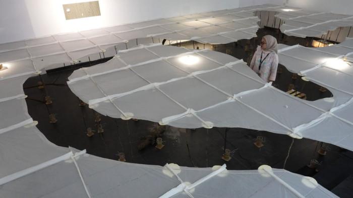 Pengunjung mengamati karya seni rupa instalasi dan lukisan dalam pameran seni bertajuk ‘Around and About’ karya Aurora Arazzi, di Lawangwangi ArtSociates Gallery & Café, Jalan Dago Giri, Kabupaten Bandung Barat, Jawa Barat, Selasa (4/11/2025).