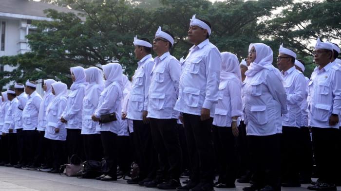 Pejabat Kota Bandung yang akan menjalani Retreat Pembekalan Transformasi Birokrasi menyimak arahan yang disampaikan Wali Kota Bandung, Muhammad Farhan, di Balai Kota Bandung, Jalan Wastukencana, Kota Bandung, Jawa Barat, Selasa (4/11/2025).