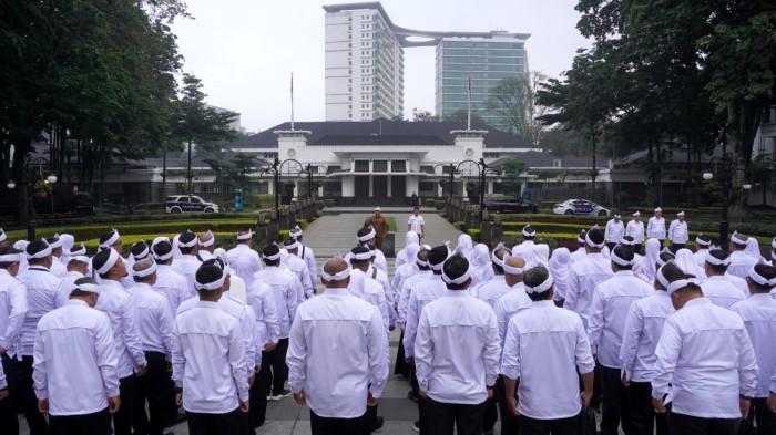 Pejabat Kota Bandung yang akan menjalani Retreat Pembekalan Transformasi Birokrasi menyimak arahan yang disampaikan Wali Kota Bandung, Muhammad Farhan, di Balai Kota Bandung, Jalan Wastukencana, Kota Bandung, Jawa Barat, Selasa (4/11/2025).