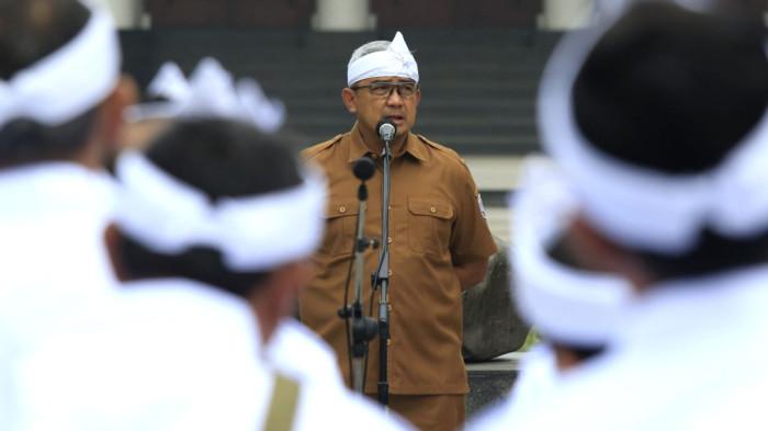 Pejabat Kota Bandung yang akan menjalani Retreat Pembekalan Transformasi Birokrasi menyimak arahan yang disampaikan Wali Kota Bandung, Muhammad Farhan, di Balai Kota Bandung, Jalan Wastukencana, Kota Bandung, Jawa Barat, Selasa (4/11/2025).