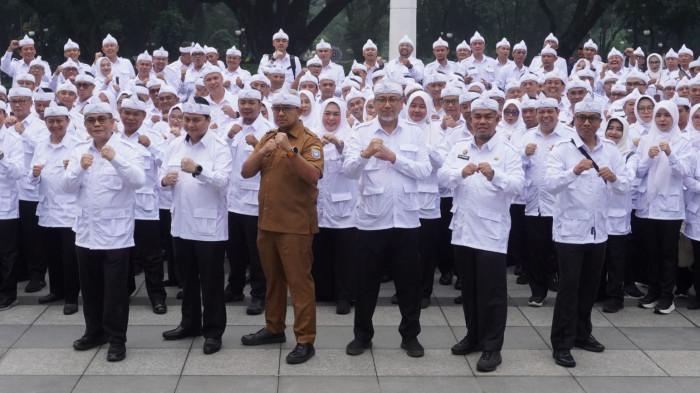 Wali Kota Bandung, Muhammad Farhan berfoto bersama pejabat Kota Bandung yang akan menjalani Retreat Pembekalan Transformasi Birokrasi, di Balai Kota Bandung, Jalan Wastukencana, Kota Bandung, Jawa Barat, Selasa (4/11/2025).