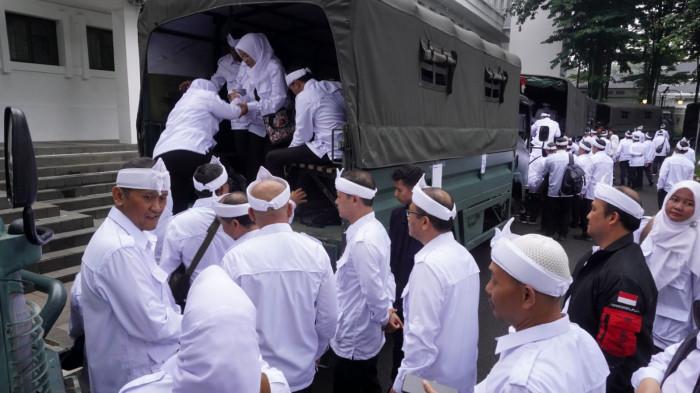 Pejabat Kota Bandung yang akan menjalani Retreat Pembekalan Transformasi Birokrasi naik truk TNI, di Balai Kota Bandung, Jalan Wastukencana, Kota Bandung, Jawa Barat, Selasa (4/11/2025).