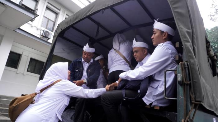 Pejabat Kota Bandung yang akan menjalani Retreat Pembekalan Transformasi Birokrasi naik truk TNI, di Balai Kota Bandung, Jalan Wastukencana, Kota Bandung, Jawa Barat, Selasa (4/11/2025).