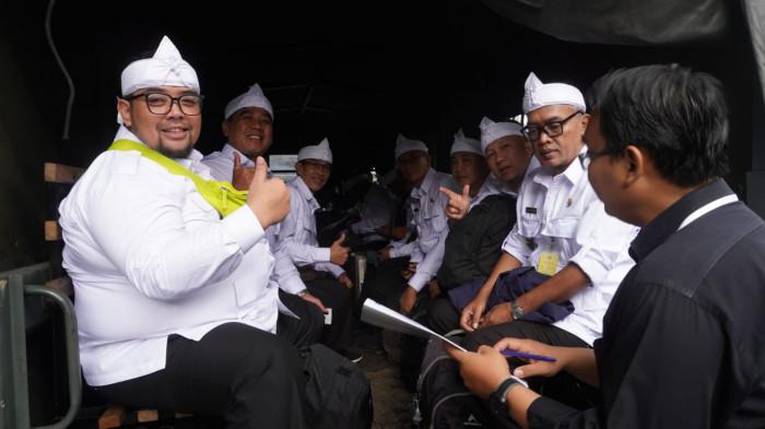 Pejabat Kota Bandung yang akan menjalani Retreat Pembekalan Transformasi Birokrasi naik truk TNI, di Balai Kota Bandung, Jalan Wastukencana, Kota Bandung, Jawa Barat, Selasa (4/11/2025).