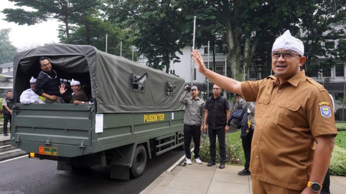 Wali Kota Bandung, Muhammad Farhan melepas pejabat Kota Bandung yang akan menjalani Retreat Pembekalan Transformasi Birokrasi, di Balai Kota Bandung, Jalan Wastukencana, Kota Bandung, Jawa Barat, Selasa (4/11/2025).