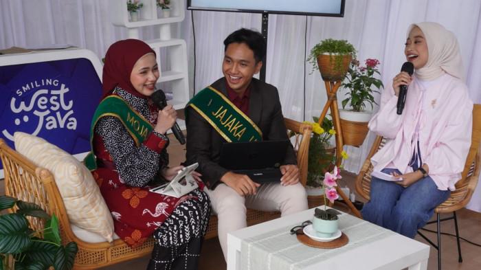 Mojang dan Jajaka Jawa Barat (Moka Jabar) mengisi acara talkshow pada gelaran West Java Festival 2025, di Kiara Artha Park, Kota Bandung, Jawa Barat, Sabtu (8/11/2025).