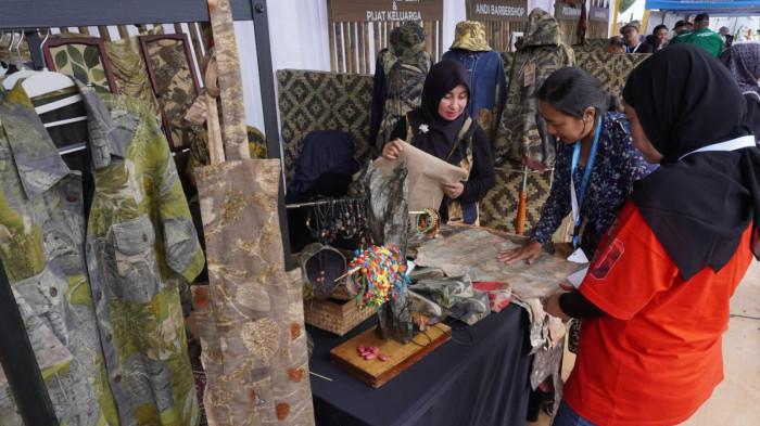 Pengunjung melihat produk fesyen ecoprint pada gelaran West Java Festival 2025, di Kiara Artha Park, Kota Bandung, Jawa Barat, Sabtu (8/11/2025).