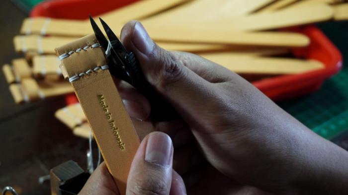 Jam tangan yang terbuat dari kayu dan material terbarukan yang diproduksi PT Kreasi PALA Nusantara terus berkembang.