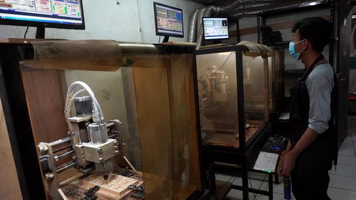 Jam tangan yang terbuat dari kayu dan material terbarukan yang diproduksi PT Kreasi PALA Nusantara terus berkembang.