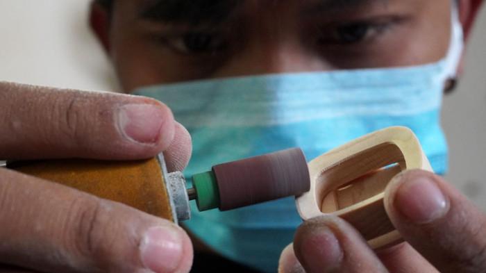 Pekerja melakukan proses roduksi jam tangan kayu di PT Kreasi PALA Nusantara, Kota Bandung, Jawa Barat, Senin (10/11/2025).