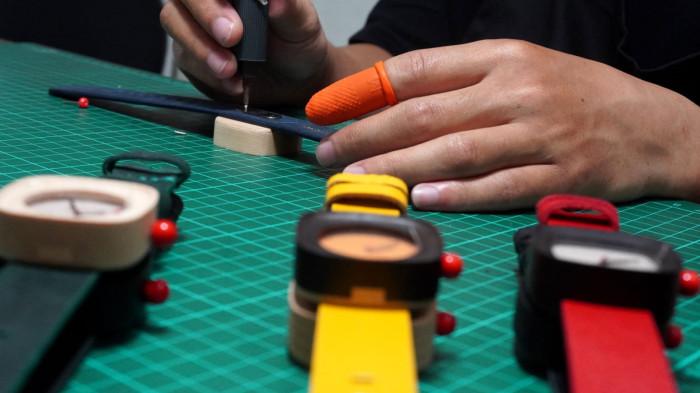 Pekerja melakukan proses roduksi jam tangan kayu di PT Kreasi PALA Nusantara, Kota Bandung, Jawa Barat, Senin (10/11/2025).