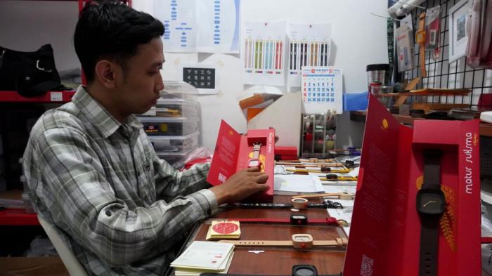 Pekerja melakukan pengemasan jam tangan kayu yang sudah selesai diproduksi di PT Kreasi PALA Nusantara, Kota Bandung, Jawa Barat, Senin (10/11/2025).