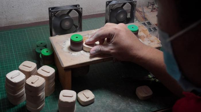 Pekerja melakukan proses roduksi jam tangan kayu di PT Kreasi PALA Nusantara, Kota Bandung, Jawa Barat, Senin (10/11/2025).