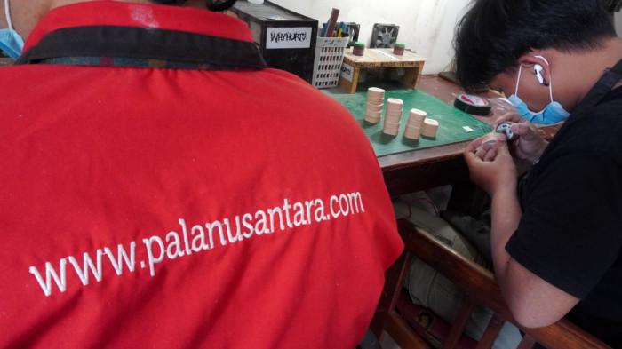 Pekerja melakukan proses roduksi jam tangan kayu di PT Kreasi PALA Nusantara, Kota Bandung, Jawa Barat, Senin (10/11/2025).